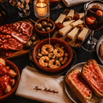 recette des tapas espagnol sur table conviviale
