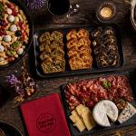 Buffet repas froid entre amis vu du dessus