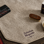 nettoyer une moquette avec accessoires naturels sur tapis beige