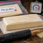 Pâte feuilletée à congeler : emballée au film et au sachet, pour préserver le croustillant