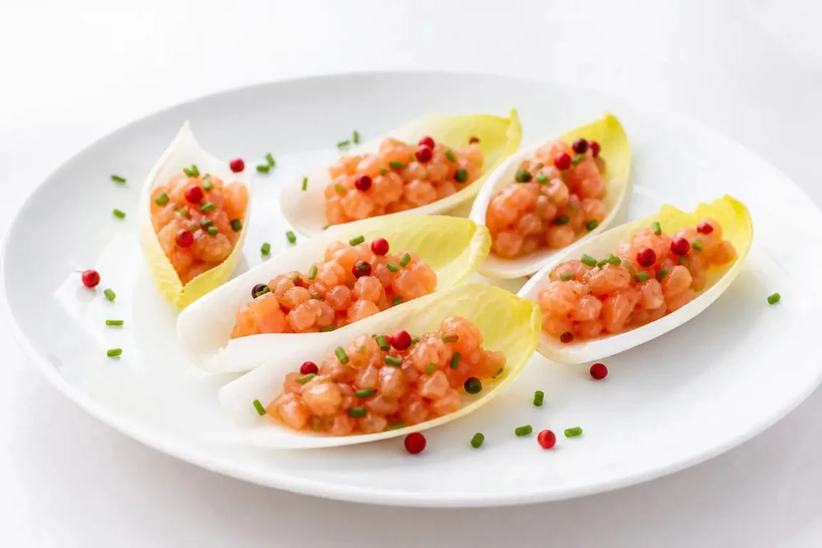 Feuilles d'endives garnies pour apéro au saumon frais
