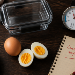 Oeuf dur combien de temps au frigo, œufs durs sur table et boîte hermétique