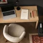 Coin bureau salon : console, ordinateur et rangements bien placés