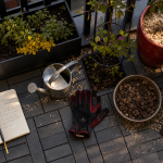 Créer un coin de verdure sur son balcon : jardinière de rambarde et pots en terre cuite