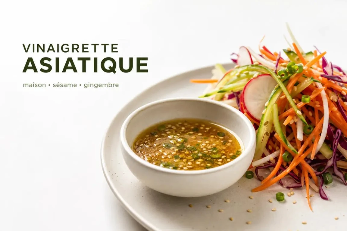 Vinaigrette asiatique maison servie avec une salade de crudités