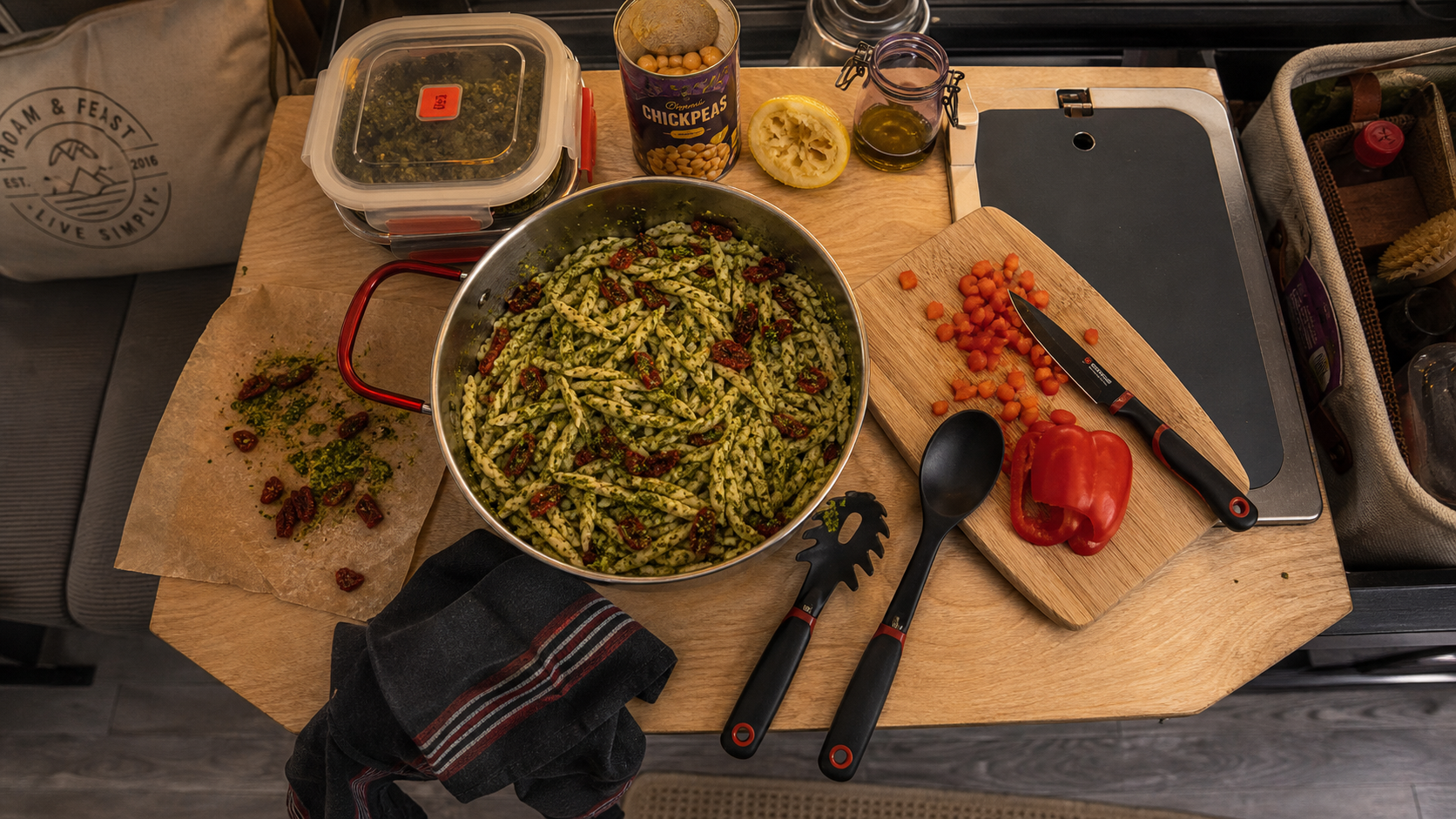 Idee repas camping car : casserole one-pot avec pâtes et pesto sur réchaud