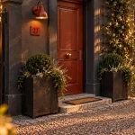 Idée déco extérieur devant maison : entrée avec jardinières métal noir et portail